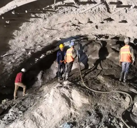 桥东拱顶带模注浆料的施工流程及注意事项